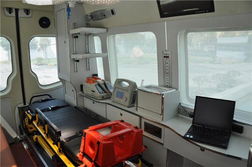 南山区救护车内部